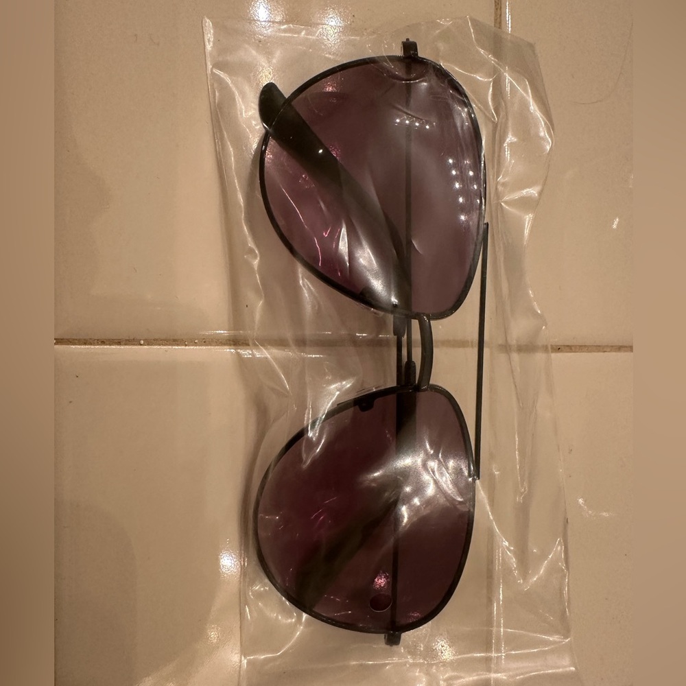 Brand new Maui Jim Unisex Maverick Aviators all black, never been worn.
